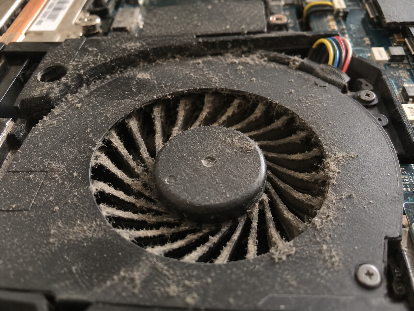 Ventilátor notebooku pred vyčistením
